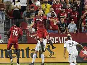 Le milieu de terrain du Toronto FC Michael Bradley (au centre) monte pour diriger le ballon contre le LA Galaxy lors de l'action de la MLS en deuxième mi-temps au BMO Field de Toronto, le 31 août 2022.