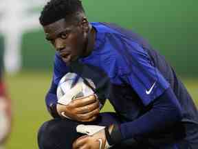 Le gardien de but Sean Johnson des États-Unis participe à un entraînement officiel à la veille du match de football de la Coupe du monde du groupe B entre les États-Unis et le Pays de Galles, au stade Al-Gharafa SC, à Doha, au Qatar, le dimanche 20 novembre 2022.