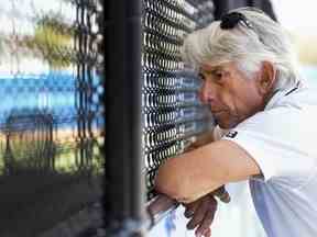 L'analyste de télévision des Blue Jays de Toronto, Buck Martinez, regarde une séance de lancer d'enclos pendant l'entraînement printanier de baseball à Dunedin, en Floride, le lundi 20 février 2023.