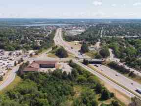 Une vue aérienne de l'autoroute 400 et de la rue Bayfield FOURNI