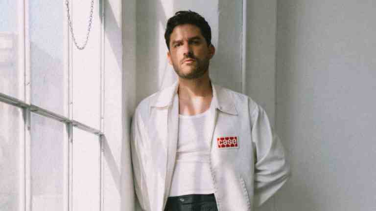 Ben Aldridge, star de "Knock at the Cabin", se souvient avec émotion de son homosexualité : "You're Going to Make Me Cry"
	
	
