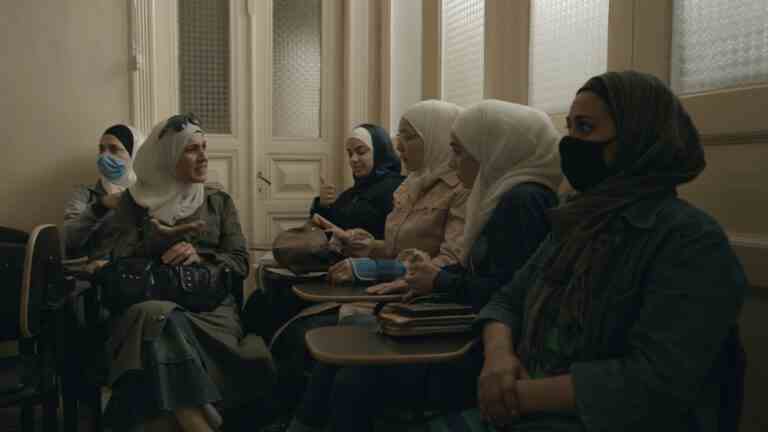 Berlin Panorama Doc 'Sous le ciel de Damas' enregistre la guerre silencieuse contre les femmes en Syrie Les plus populaires doivent être lus Inscrivez-vous aux newsletters Variety Plus de nos marques
	
	
