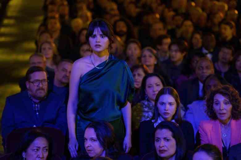 ONLY MURDERS IN THE BUILDING, 2nd row from left: Michael Cyril Creighton, Selena Gomez, Zoe Margaret Colletti, Andrea Martin,  I Know Who Did It', (Season 2, ep. 210, aired Aug. 23, 2022). photo: Craig Blankenhorn / ©Hulu / Courtesy Everett Collection