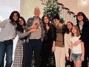 Bruce Willis a posé avec Emma Heming Willis, Demi Moore et ses enfants sur une rare photo de famille. 