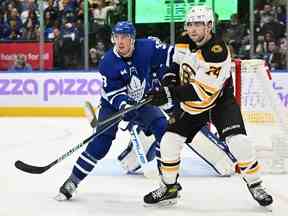 Le défenseur des Maple Leafs Justin Holl (à gauche) protège l'attaquant des Bruins de Boston Jake DeBrusk samedi soir au Scotiabank Arena.  Holl a eu quelques blocs clés dans la victoire 2-1 de Toronto.