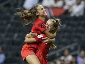 La Canadienne Julia Grosso, à gauche, célèbre son deuxième but avec Jordyn Huitema contre Trinité-et-Tobago au championnat Concacaf W au stade BBVA de Monterrey, au Mexique, le 5 juillet 2022.