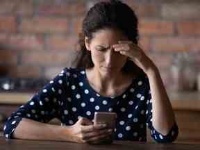 Une femme pleure la perte de son mari après son départ pour une autre femme.