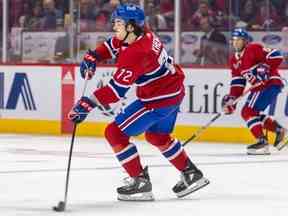 Le défenseur des Canadiens de Montréal Arber Xhekaj fait une passe en première période contre les Coyotes de l'Arizona à Montréal le 20 octobre 2022.