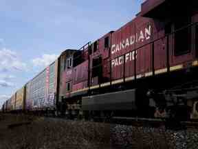 Les trains du Chemin de fer Canadien Pacifique stationnent dans la gare de triage principale du CP à Toronto le lundi 21 mars 2022.