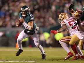 Jalen Hurts des Eagles dirige le ballon contre Dre Greenlaw des 49ers de San Francisco au cours du troisième quart du match de championnat NFC au Lincoln Financial Field le 29 janvier 2023 à Philadelphie.