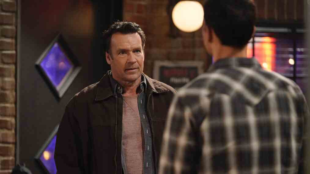 'Call Me Kat': Découvrez la star de 'JAG' David James Elliott dans le rôle du père de Max (VIDEO)
