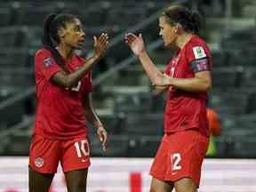 La Canadienne Christine Sinclair, à gauche, est félicitée par sa coéquipière Ashley Lawrence après avoir marqué le premier but de son équipe contre Trinité-et-Tobago lors d'un match de soccer du Championnat féminin de la CONCACAF à Monterrey, au Mexique, le mardi 5 juillet 2022.