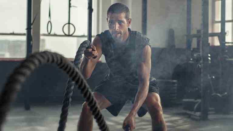 Cet entraînement de corde de combat en 4 mouvements sculpte les muscles fonctionnels en moins de 25 minutes