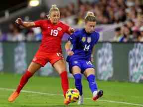 Emily Sonnett # 14 des États-Unis entre en collision avec Adriana Leon # 19 du Canada au cours de la seconde moitié du match de la Coupe SheBelieves 2023 au stade Exploria le 16 février à Orlando, en Floride.