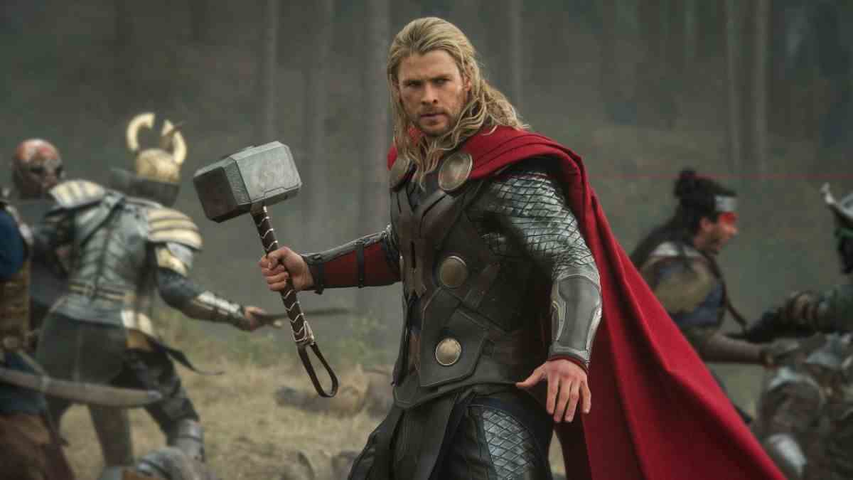 Chris Hemsworth raconte une histoire douce et amusante sur le fait d'avoir embrassé sa femme Elsa Pataky pour la scène de Thor
