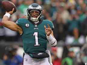 29 janvier 2023 ;  Philadelphie, Pennsylvanie, États-Unis ;  Le quart-arrière des Eagles de Philadelphie Jalen Hurts (1) lance une passe au cours du premier quart contre les 49ers de San Francisco lors du match de championnat NFC au Lincoln Financial Field.