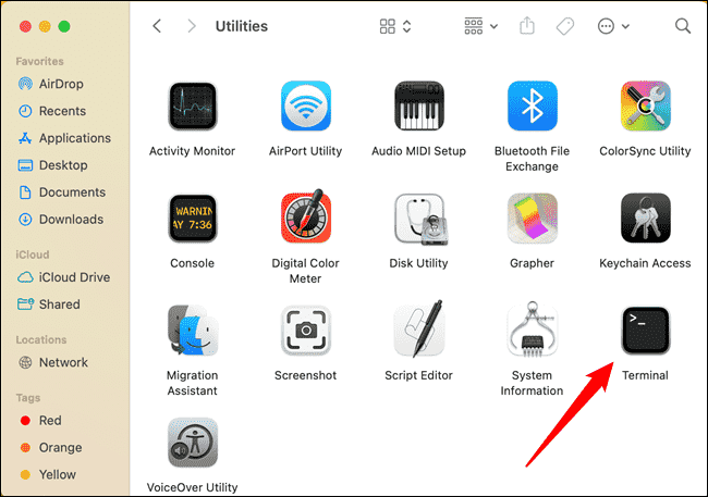Terminal affiché dans Finder > Applications sur macOS Ventura. » width= »730″ height= »457″ src= »/pagespeed_static/1.JiBnMqyl6S.gif » onload= »pagespeed.lazyLoadImages.loadIfVisibleAndMaybeBeacon(this); » onerror= »this.onerror=null;pagespeed.lazyLoadImages.loadIfVisibleAndMaybeBeacon(this); »/></p>
<p>Pour vous connecter à un serveur SSH, tapez la commande suivante dans le terminal, en remplaçant <code>username </code> avec votre nom d’utilisateur sur le serveur SSH et <code> ssh.server.com</code> avec le nom d’hôte ou l’adresse IP du serveur SSH :</p>
<pre>ssh username@ssh.server.com</pre>
<p>Cette commande se connectera au serveur SSH sur le port 22, qui est la valeur par défaut. Pour spécifier un autre port, ajoutez <code>-p</code> à la fin de la commande suivi du numéro de port sur lequel vous souhaitez vous connecter, comme ceci :</p>
<pre>ssh username@ssh.server.com -p 2222</pre>
<p><img decoding=