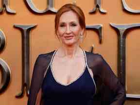 L'écrivain britannique JK Rowling pose sur le tapis rouge après son arrivée pour assister à la première mondiale du film 