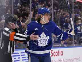 L'attaquant des Maple Leafs de Toronto, William Nylander, réagit après avoir marqué contre les Blue Jackets de Columbus lors de la première période à la Scotiabank Arena.