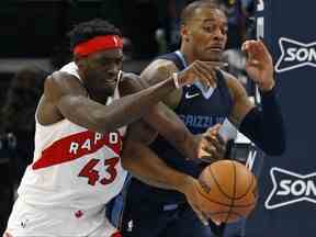 5 février 2023 ;  Memphis, Tennessee, États-Unis ;  L'attaquant des Raptors de Toronto Pascal Siakam (43) et l'attaquant des Memphis Grizzlies Xavier Tillman (2) se battent pour le ballon en seconde période au FedExForum.  Petre Thomas - USA TODAY Sports