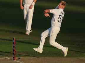 Le capitaine anglais Ben Stokes joue au bol lors de la deuxième journée du premier match test de cricket entre la Nouvelle-Zélande et l'Angleterre à Bay Oval à Mount Maunganui le 17 février 2023.