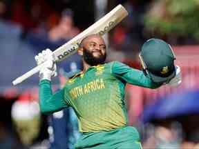 Le sud-africain Temba Bavuma célèbre après avoir marqué un siècle (100 points) lors du deuxième match de cricket international (ODI) d'une journée entre l'Afrique du Sud et l'Angleterre à Mangaung Oval à Bloemfontein le 29 janvier 2023.