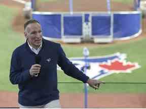 Le président des Blue Jays de Toronto, Mark Shapiro, a dévoilé que l'équipe dépensera 300 millions de dollars au cours de la prochaine saison pour rénover le Rogers Centre en une installation de divertissement sportif à la fine pointe de la technologie à Toronto, en Ontario.  le jeudi 28 juillet 2022.