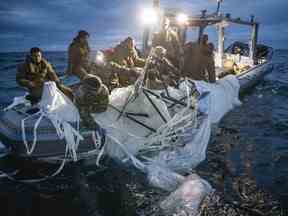 Les marins affectés au groupe 2 de neutralisation des explosifs et munitions récupèrent un ballon de surveillance à haute altitude au large de Myrtle Beach, Caroline du Sud, le dimanche 5 février 2023.