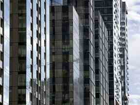 Un mélange d'habitations et d'immeubles à bureaux ligne René-Lévesque près de la Montagne à Montréal.