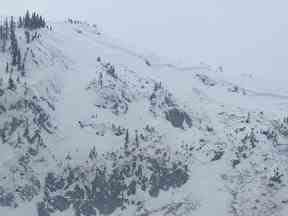 Deux personnes sont mortes après une avalanche dans les monts Purcell près de Golden le jeudi 16 février 2023. La photo montre la partie supérieure de l'avalanche, y compris la couronne.