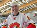 L'ancien Flame de Calgary Jim Peplinski fait le clown lors d'un match des anciens en 2014.