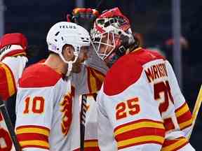 Le centre des Flames de Calgary Jonathan Huberdeau (10) célèbre avec le gardien Jacob Markstrom (25) après le match contre les Flyers de Philadelphie au Wells Fargo Center.