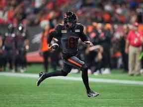 Le quart-arrière des Lions de la Colombie-Britannique Vernon Adams Jr. court pour un premier essai lors de la première moitié du match de football de la LCF contre les Blue Bombers de Winnipeg à Vancouver, le samedi 15 octobre 2022. LA PRESSE CANADIENNE/Darryl Dyck