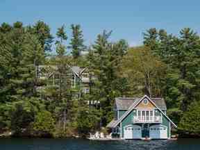 Un grand chalet sur le lac Rosseau à Muskoka, Ont.