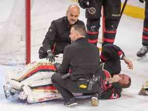 Le gardien des Sénateurs d'Ottawa Anton Forsberg (31 ans) est blessé lors d'un jeu en troisième période contre les Oilers d'Edmonton au Centre Canadian Tire.