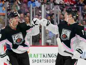 L'attaquant de la Division de l'Atlantique Matthew Tkachuk (19) des Panthers de la Floride frappe l'attaquant de la Division de l'Atlantique Brady Tkachuk (71) des Sénateurs d'Ottawa au cours de la deuxième période d'une demi-finale lors du match des étoiles de la LNH 2023 au FLA Live Arena.