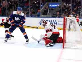 Kevin Mandolese, numéro 70 des Sénateurs d'Ottawa, a effectué un arrêt en prolongation contre Bo Horvat, numéro 14 des Islanders de New York, lors de leur match à l'UBS Arena mardi.