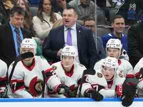 L'entraîneur-chef des Sénateurs d'Ottawa, DJ Smith, vu derrière le banc à Toronto lors du deuxième match de la séquence de quatre victoires consécutives du club, a déclaré que l'équipe s'amusait et s'amusait à nouveau.