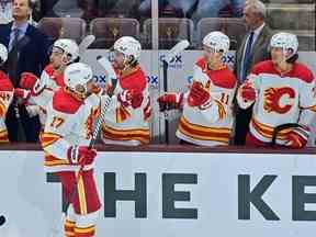 L'ailier gauche des Flames de Calgary, Milan Lucic, célèbre avec ses coéquipiers après avoir marqué un but en première période contre les Coyotes de l'Arizona au Mullett Arena.