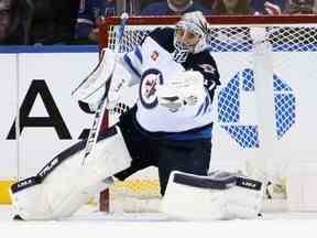 Connor Hellebuyck des Jets de Winnipeg effectue le troisième arrêt contre les Rangers de New York au Madison Square Garden le 20 février 2023 à New York.  Les Jets ont défait les Rangers 4-1.