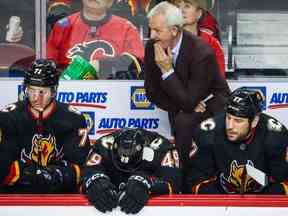 L'entraîneur-chef des Flames de Calgary Darryl Sutter sur son banc lors de la première période contre les Blackhawks de Chicago au Scotiabank Saddledome le 26 janvier 2023.