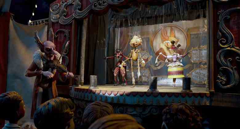 GUILLERMO DEL TORO'S PINOCCHIO, (aka PINOCCHIO), left: Count Volpe (voice: Christoph Waltz), on stage, center: Pinocchio (voice: Gregory Mann), 2022. © Netflix / Courtesy Everett Collection