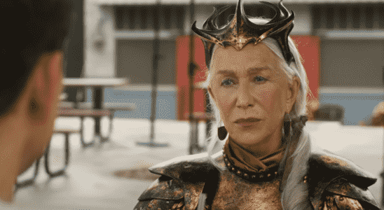 Helen Mirren s'est cassé le doigt en faisant Shazam 2 et ne comprend pas l'intrigue