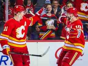 18 février 2023 ;  Calgary, Alberta, CAN ;  Le centre des Flames de Calgary Mikael Backlund (11) célèbre son but avec le centre Jonathan Huberdeau (10) pendant la période de prolongation contre les Rangers de New York au Scotiabank Saddledome.  Crédit obligatoire : Sergei Belski - USA TODAY Sports