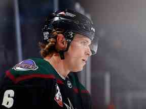 Jakob Chychrun des Coyotes de l'Arizona s'échauffe avant le match de la LNH contre les Sharks de San Jose au Gila River Arena le 14 janvier 2021 à Glendale, en Arizona.