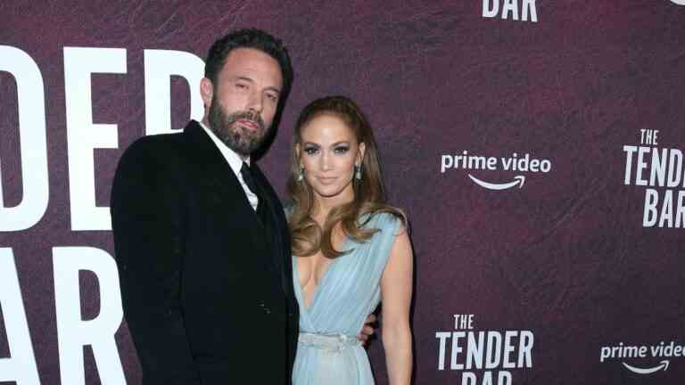 Internet ne peut pas en avoir assez de Ben Affleck qui a vraiment l'air de ne pas vouloir être aux Grammys avec JLo
