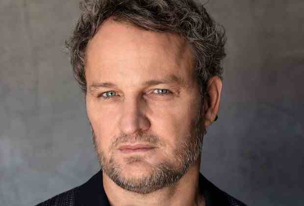 Jason Clarke est un avocat de l’Alaska qui lutte contre les évadés dans « Last Frontier »