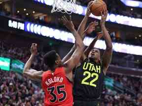 L'attaquant de l'Utah Jazz Rudy Gay va au panier contre le centre des Raptors de Toronto Christian Koloko au troisième quart au Vivint Arena.