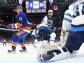 Zach Parise des Islanders de New York patine contre les Jets de Winnipeg à l'UBS Arena le 11 mars 2022 à Elmont, New York.