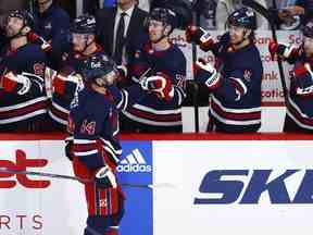 30 janvier 2023 ;  Winnipeg, Manitoba, CAN ;  Le défenseur des Jets de Winnipeg Josh Morrissey (44 ans) célèbre son troisième but en période contre les Blues de St. Louis au Canada Life Centre.  Crédit obligatoire : James Carey Lauder - USA TODAY Sports